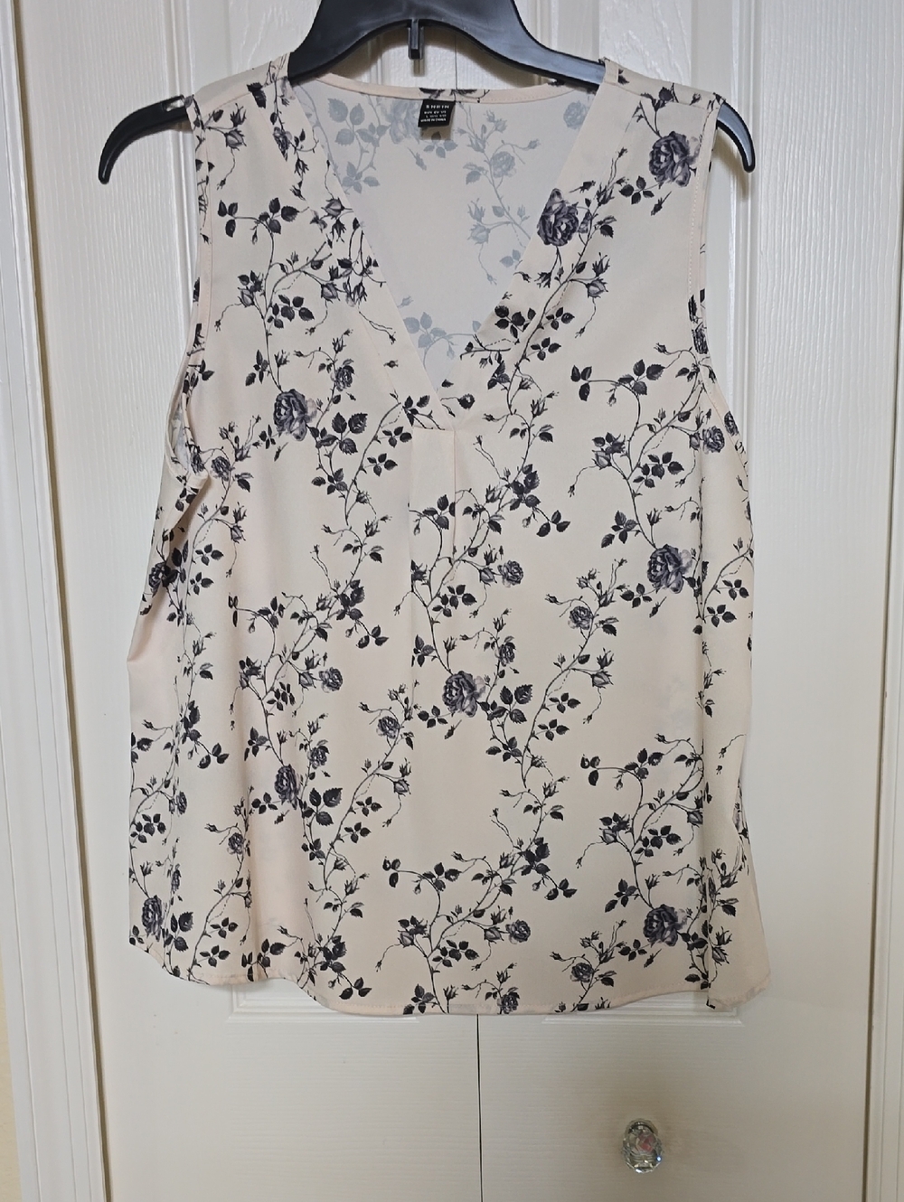 SHEIN Cream Floral V-Neck Sleeveless Camisole
